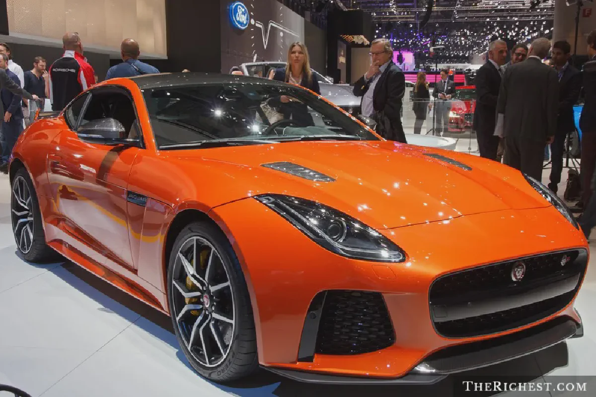 Изображение суперкара Jaguar F-Type SVR